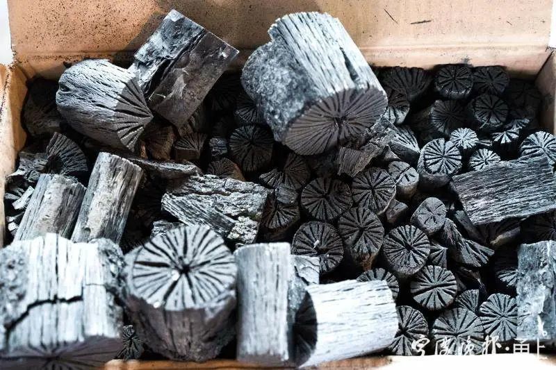 嚴打環境犯罪 三年來最大走私出口木炭案宣判，涉案木炭高達3020噸